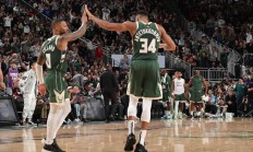 九游娱乐网站-包含雄鹿迎战开拓者，主场气势如虹全队士气高涨的词条