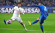 九游体育平台-包含里昂战术灵活多变，成功应对对手进攻的词条