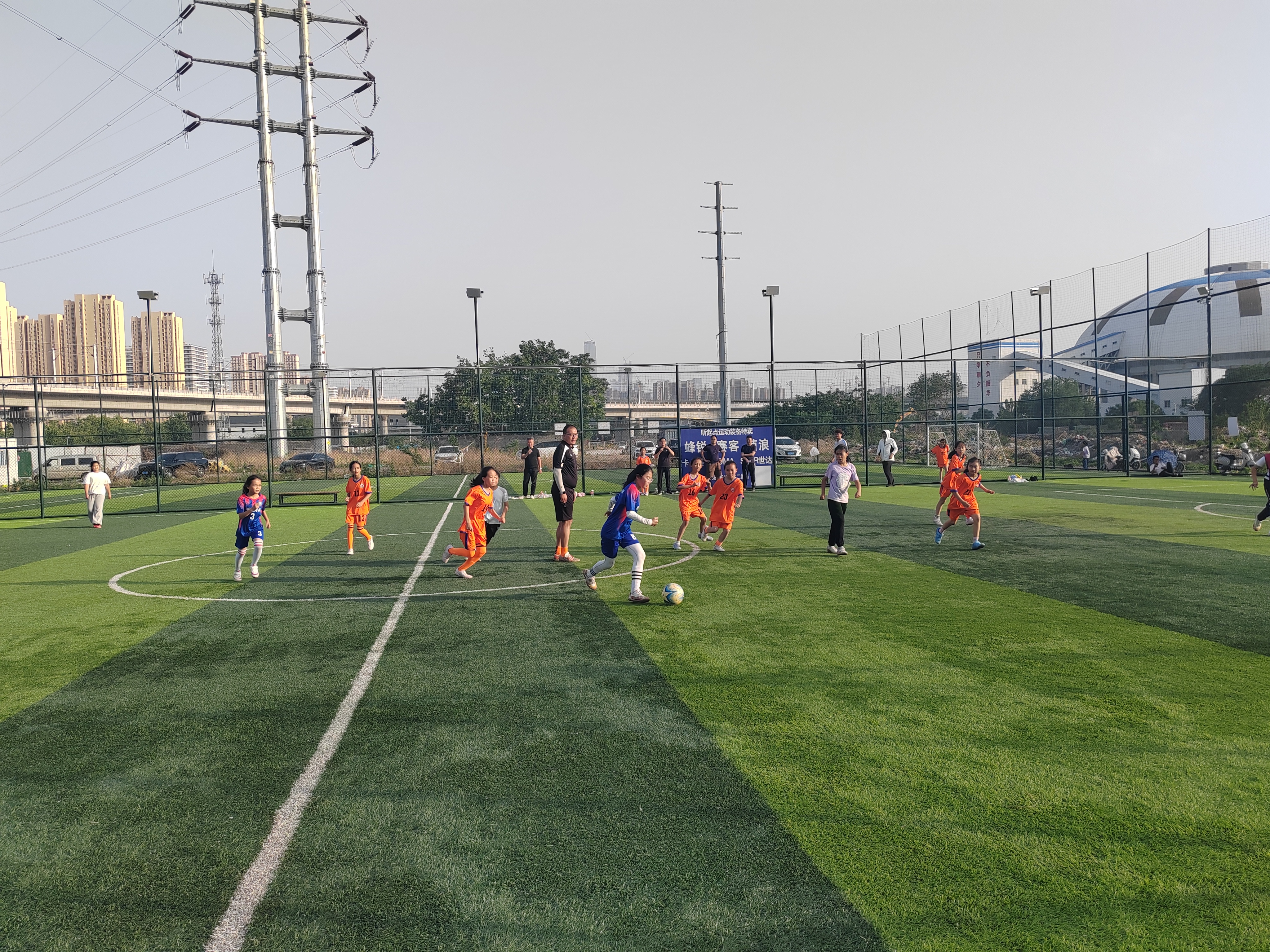 关于足球赛场精彩不断，球员们不畏艰难，奋力拼搏的信息