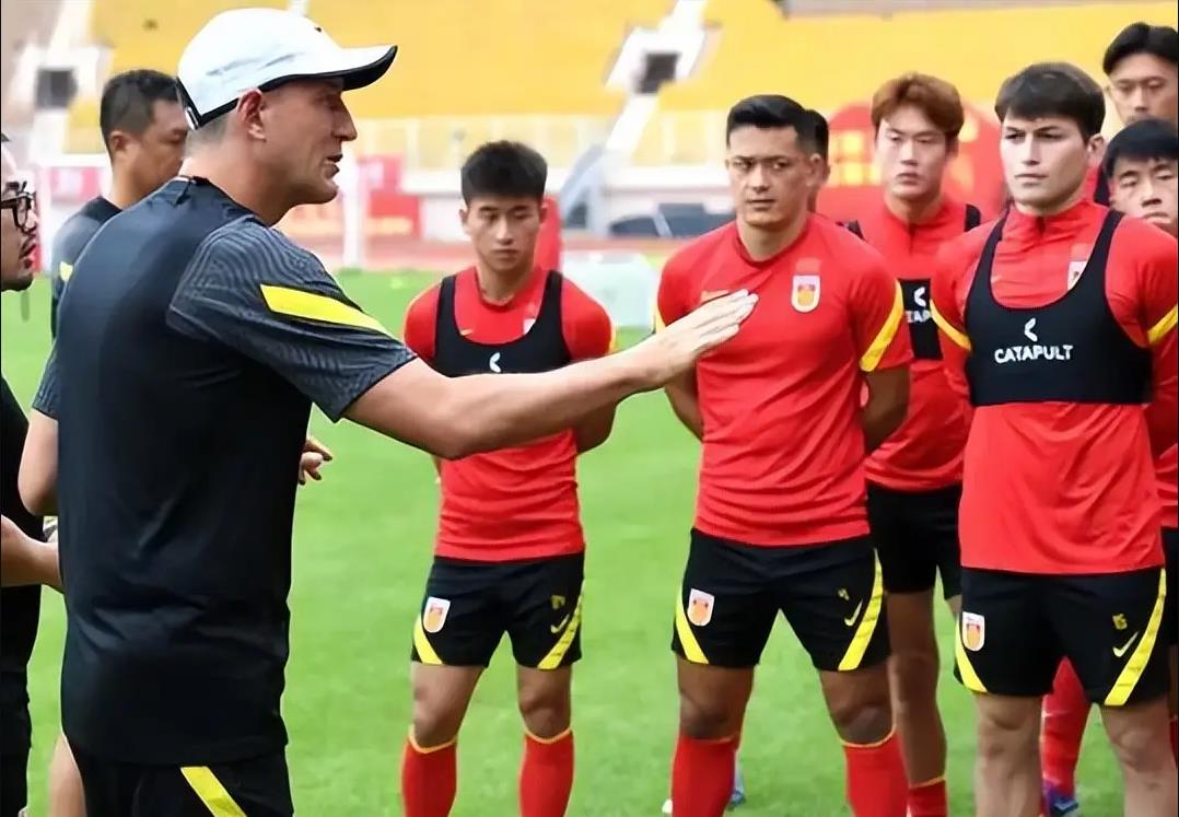 出色表现！球员们在场上尽展球技实力