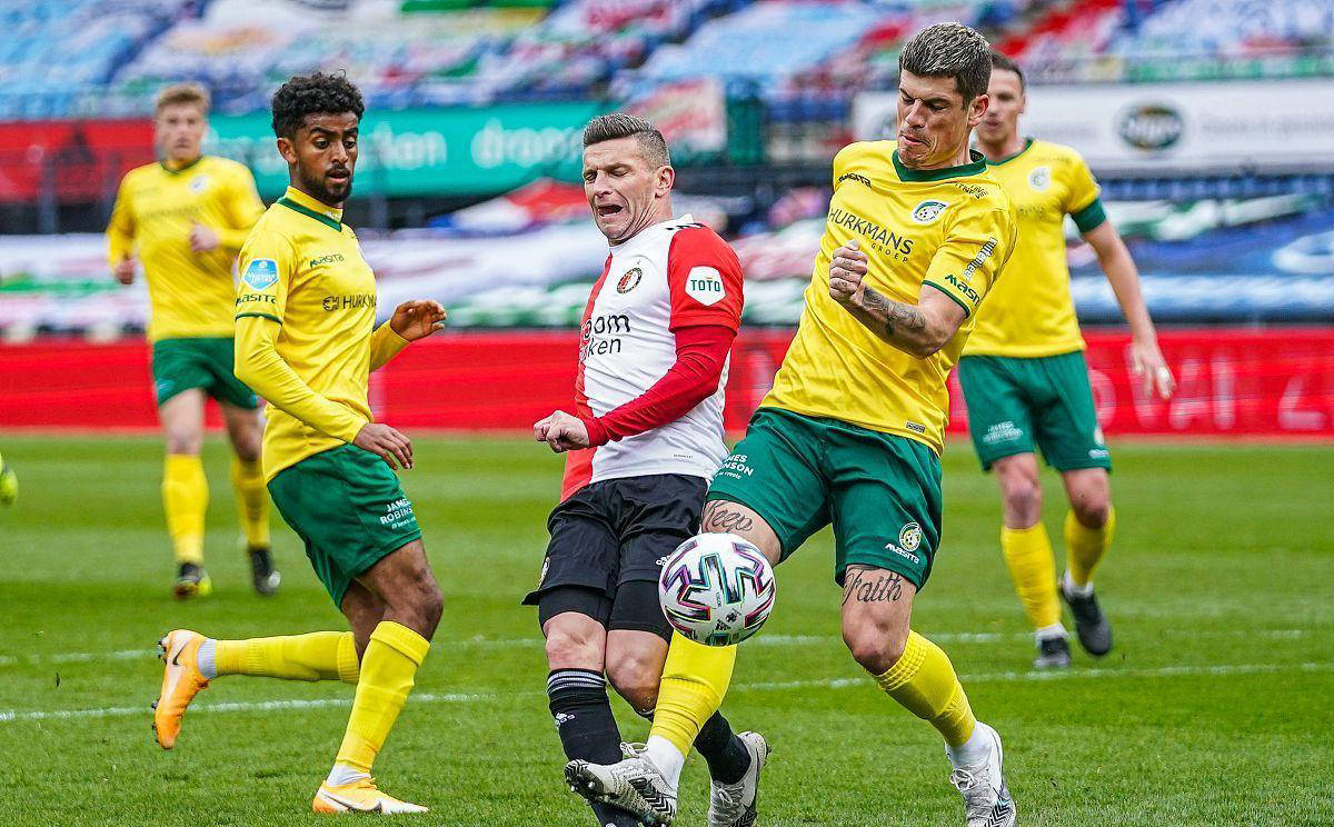 沙尔克球员拼尽全力赢得比赛 沙尔克球员拼尽全力赢得比赛