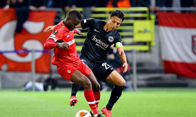 包含法兰克福球员表现出色，以出色实力赢得比赛的词条