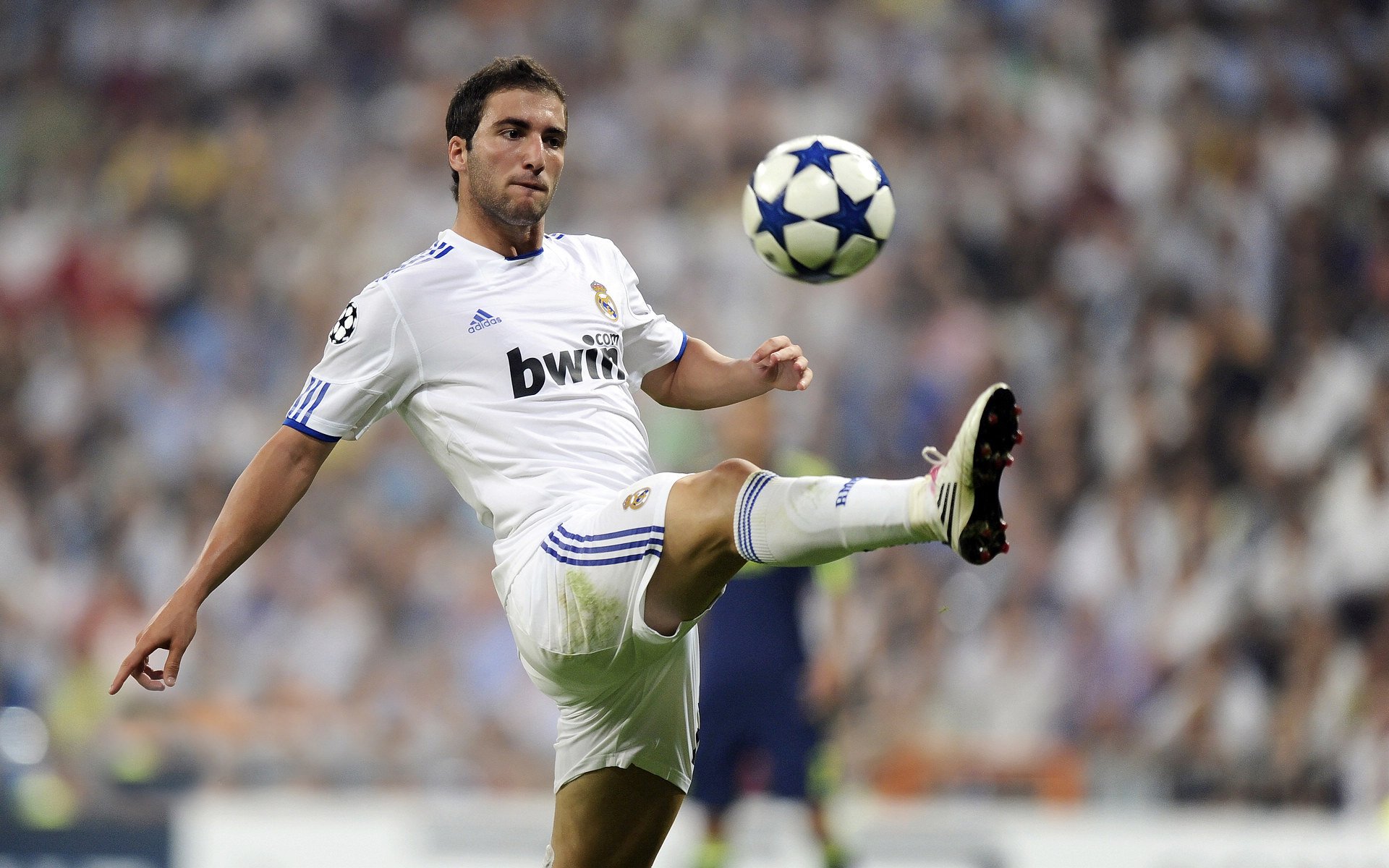 逆转之夜,西亚卡姆关键一击,湖人惊险翻盘篮网