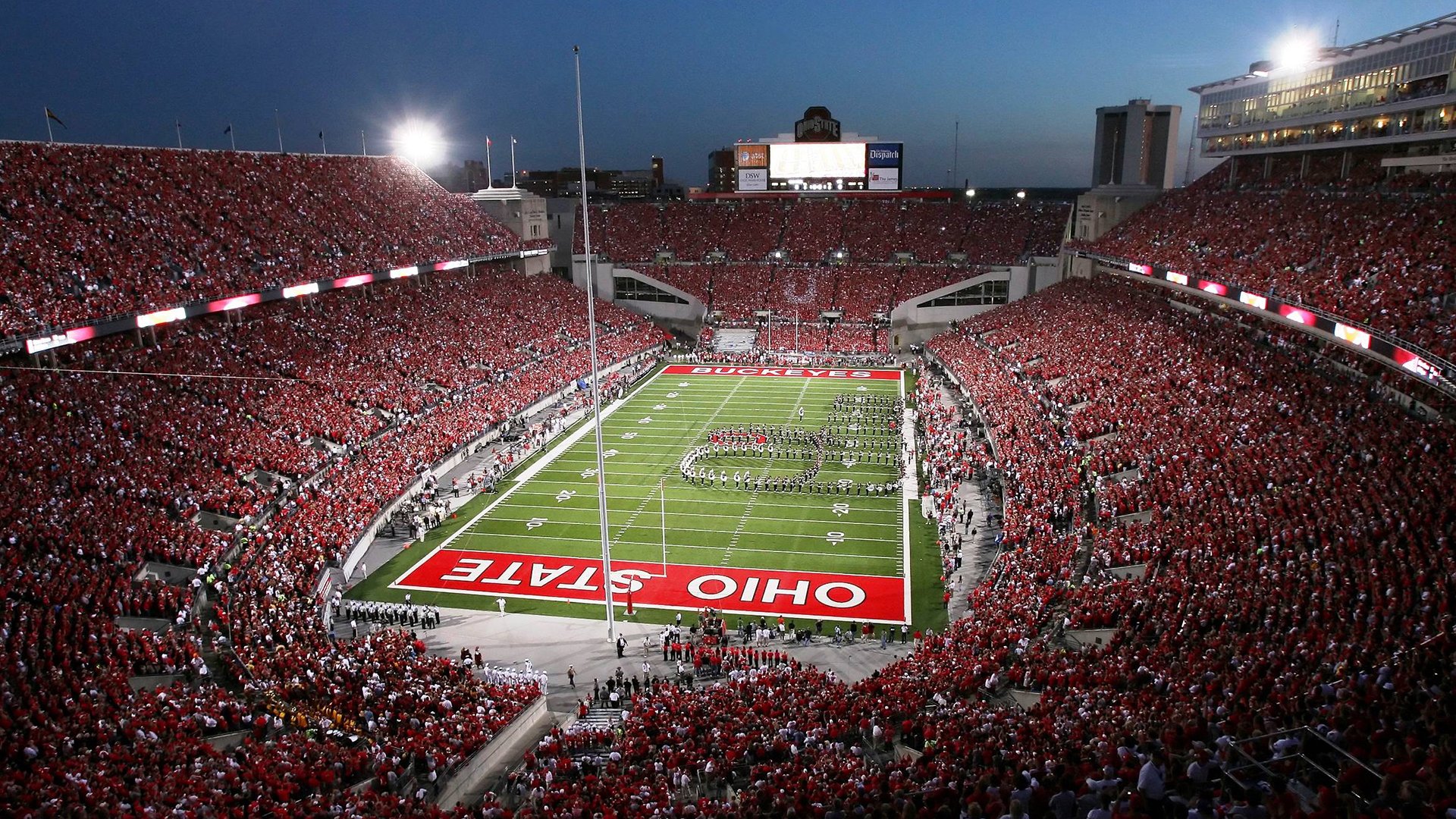 引擎在暗巷咆哮，奥斯梅恩的节奏如何点燃了F1街道赛的夜