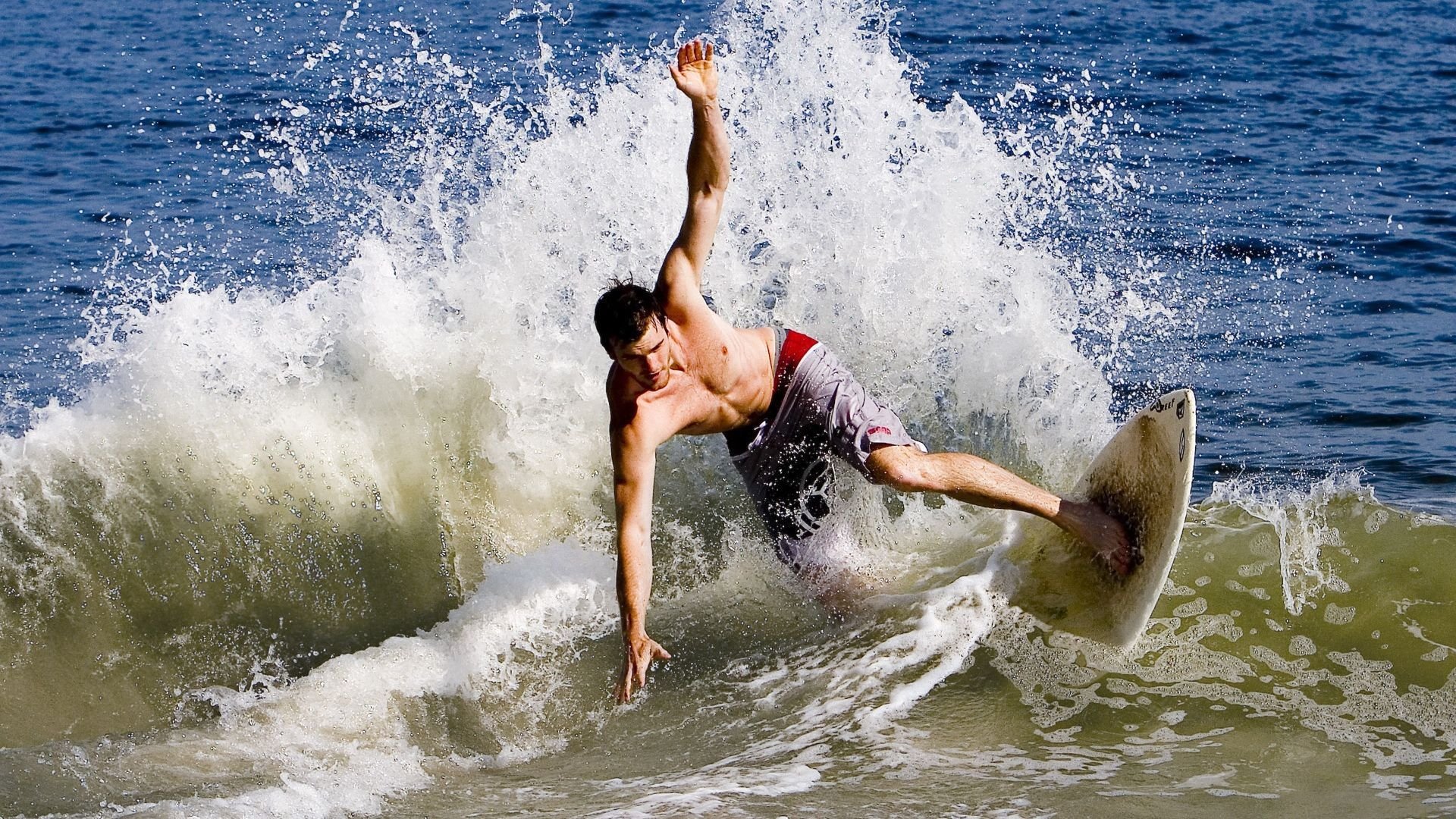 红牛车队轻取索伯车队,皮亚斯特里关键制胜,一场战术与天赋的完美演绎